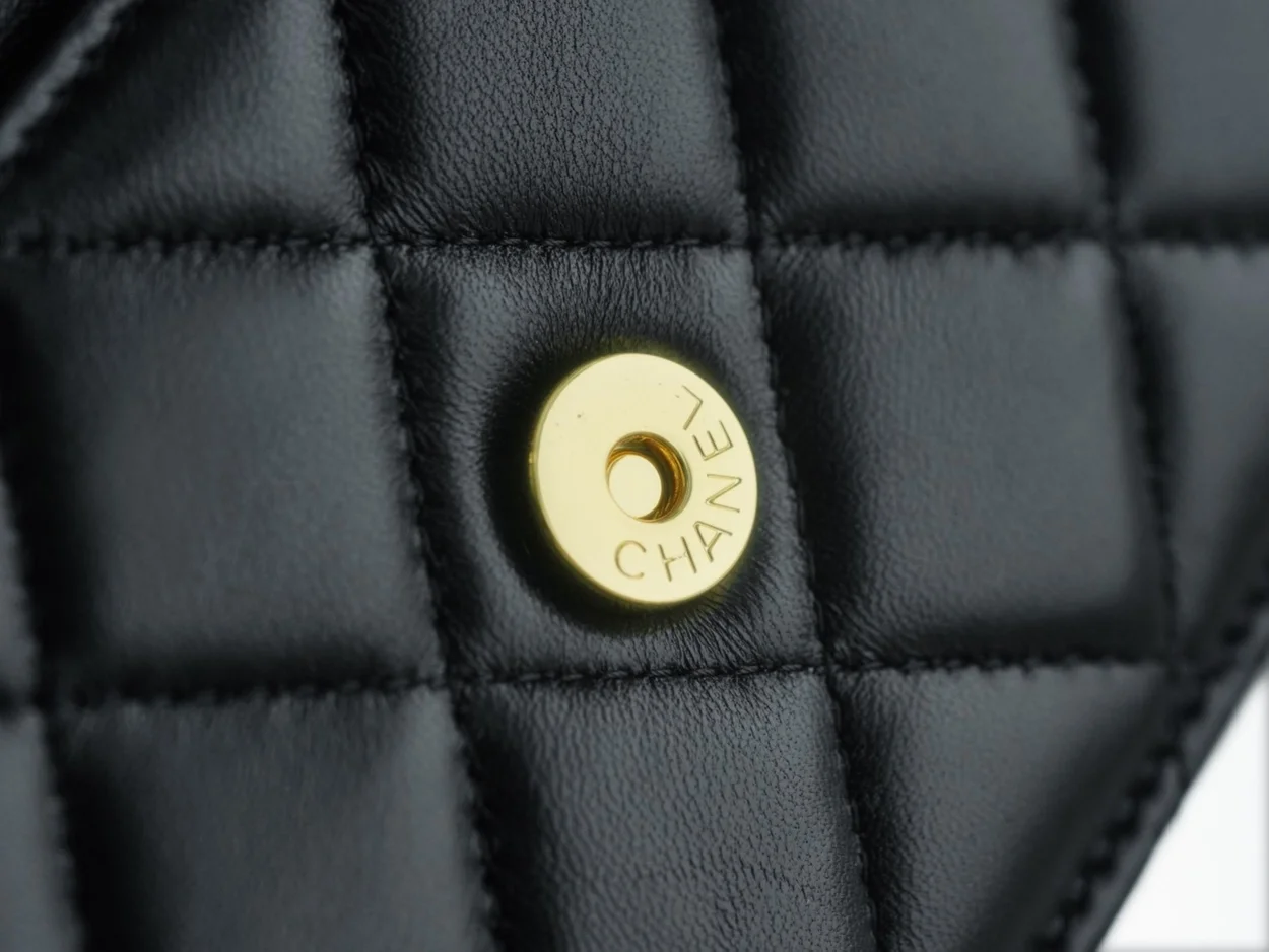 샤넬 클래식 WOC 블랙 금장 램스킨