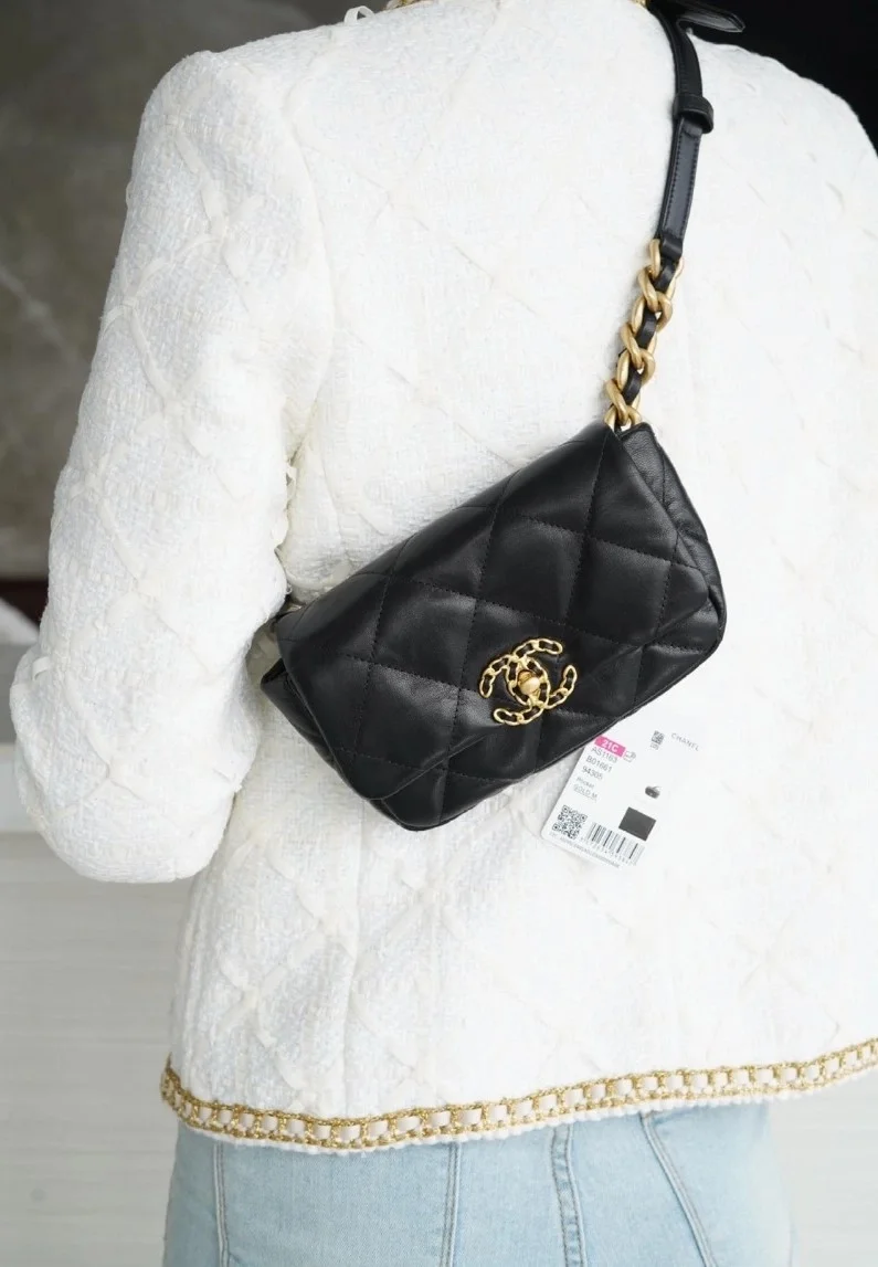 샤넬 19백 미니 골드 체인 플랩백 블랙 AS1163