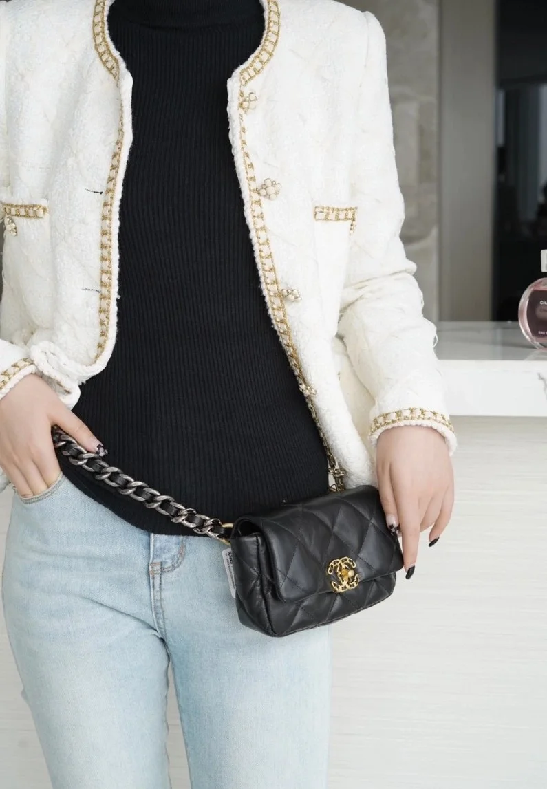 샤넬 19백 미니 골드 체인 플랩백 블랙 AS1163