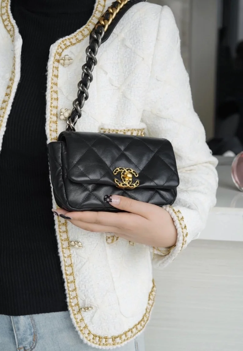 샤넬 19백 미니 골드 체인 플랩백 블랙 AS1163
