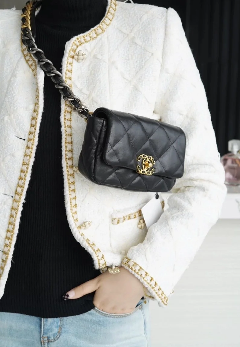 샤넬 19백 미니 골드 체인 플랩백 블랙 AS1163