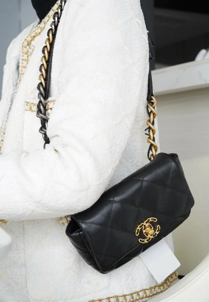 샤넬 19백 미니 골드 체인 플랩백 블랙 AS1163