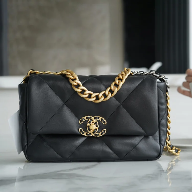 샤넬 19백 미디엄(스몰) 골드 체인 램스킨 블랙