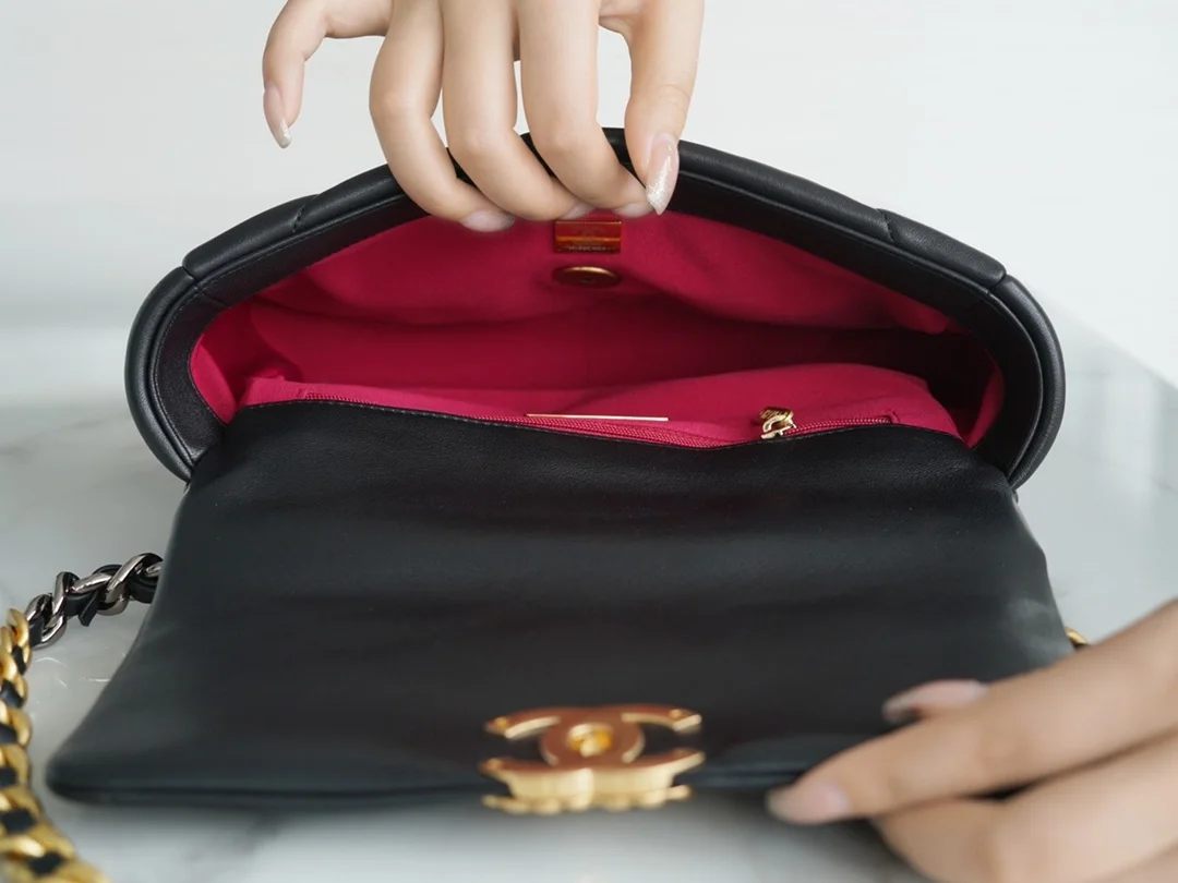 샤넬 19백 미디엄(스몰) 골드 체인 램스킨 블랙