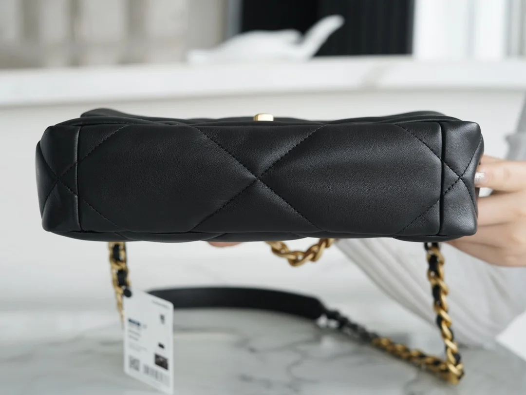 샤넬 19백 미디엄(스몰) 골드 체인 램스킨 블랙