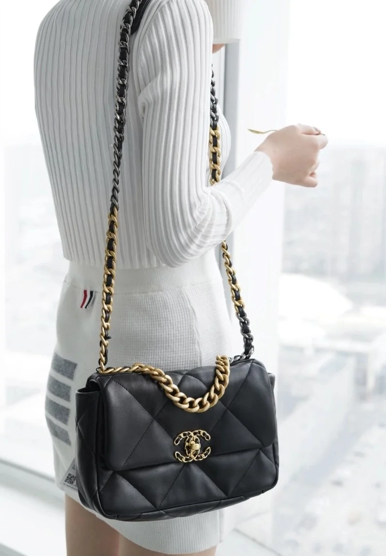 샤넬 19백 미디엄(스몰) 골드 체인 램스킨 블랙