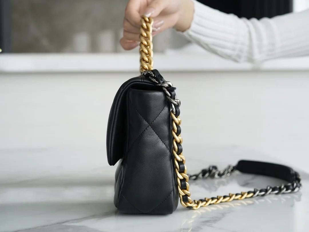 샤넬 19백 미디엄(스몰) 골드 체인 램스킨 블랙