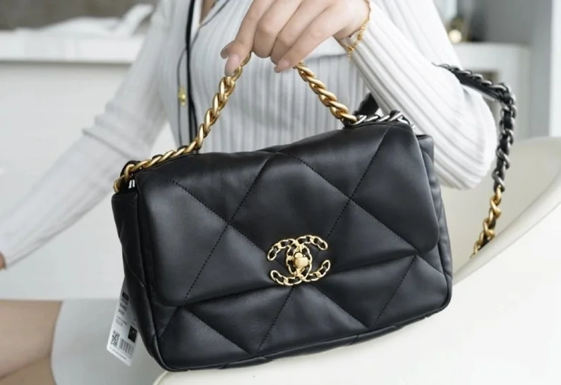 샤넬 19백 미디엄(스몰) 골드 체인 램스킨 블랙