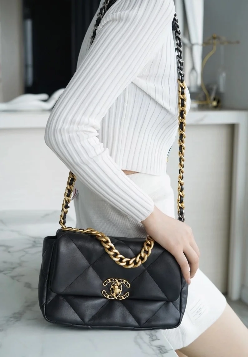 샤넬 19백 미디엄(스몰) 골드 체인 램스킨 블랙