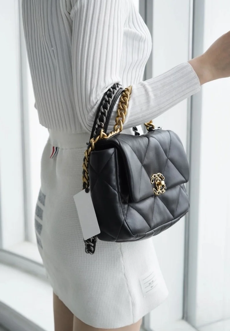 샤넬 19백 미디엄(스몰) 골드 체인 램스킨 블랙