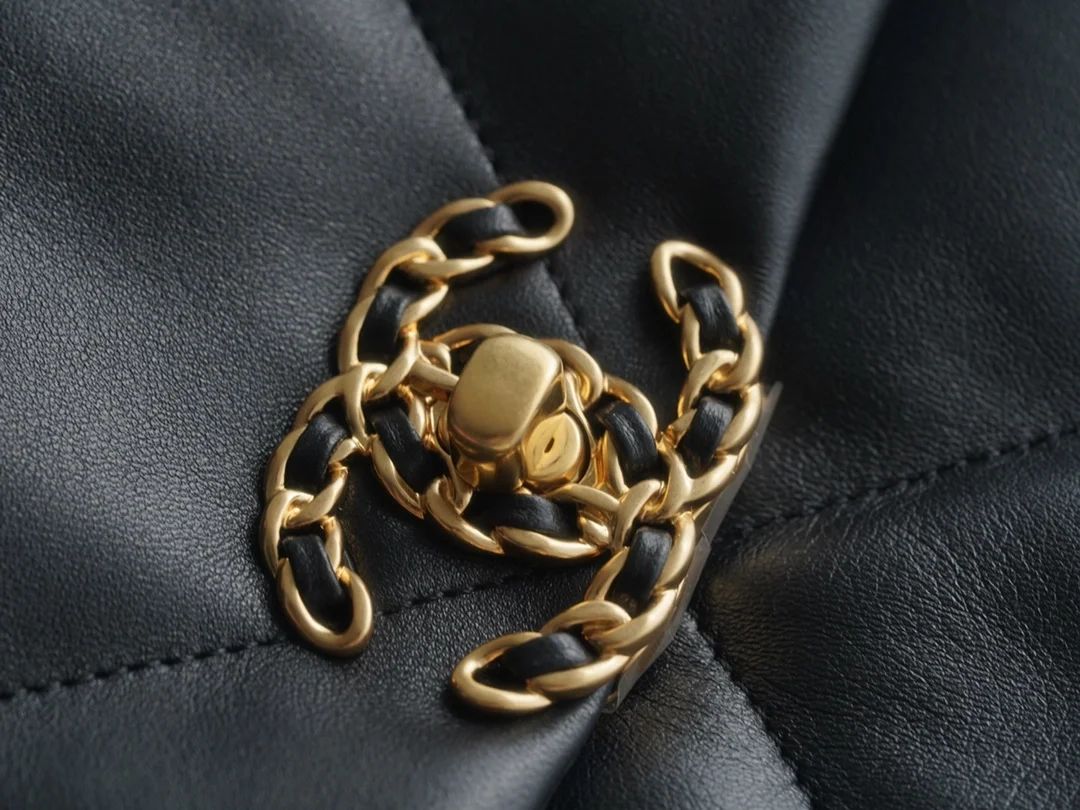 샤넬 19백 미디엄(스몰) 골드 체인 램스킨 블랙