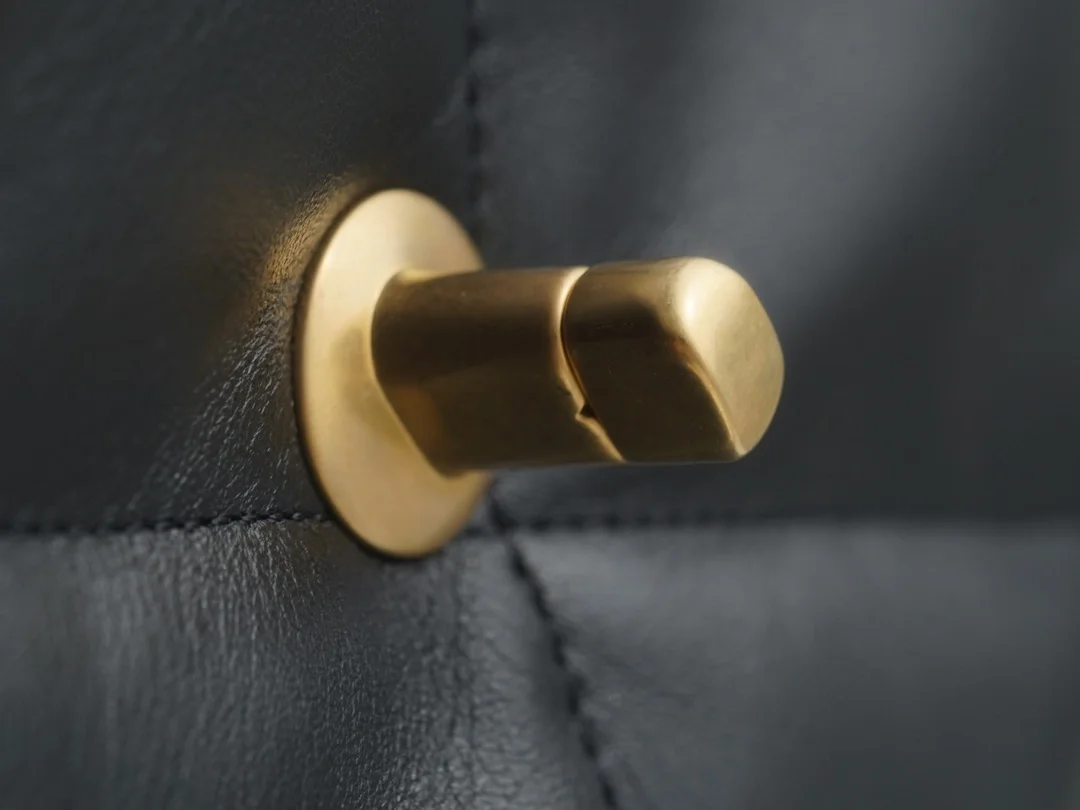 샤넬 19백 미디엄(스몰) 골드 체인 램스킨 블랙