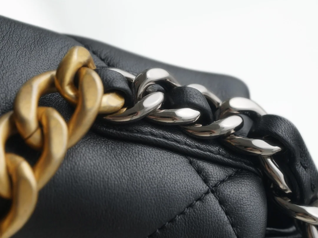 샤넬 19백 미디엄(스몰) 골드 체인 램스킨 블랙