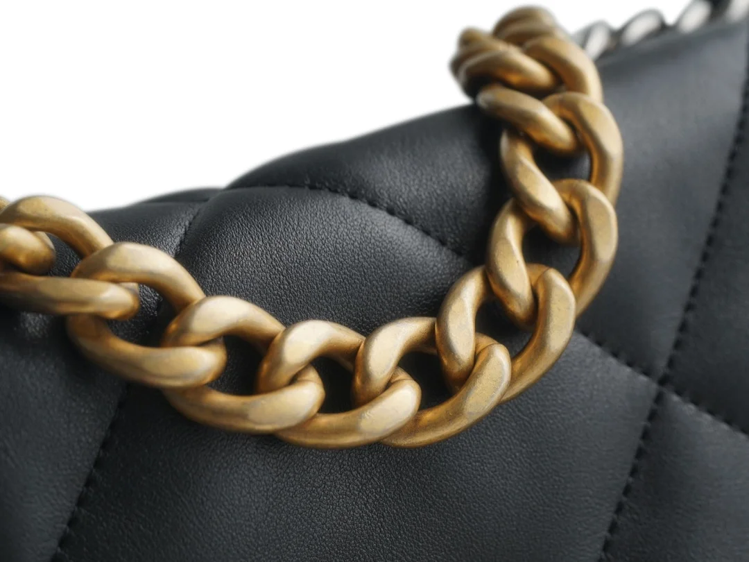 샤넬 19백 미디엄(스몰) 골드 체인 램스킨 블랙