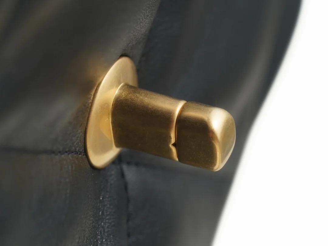 샤넬 19백 미디엄(스몰) 골드 체인 램스킨 블랙