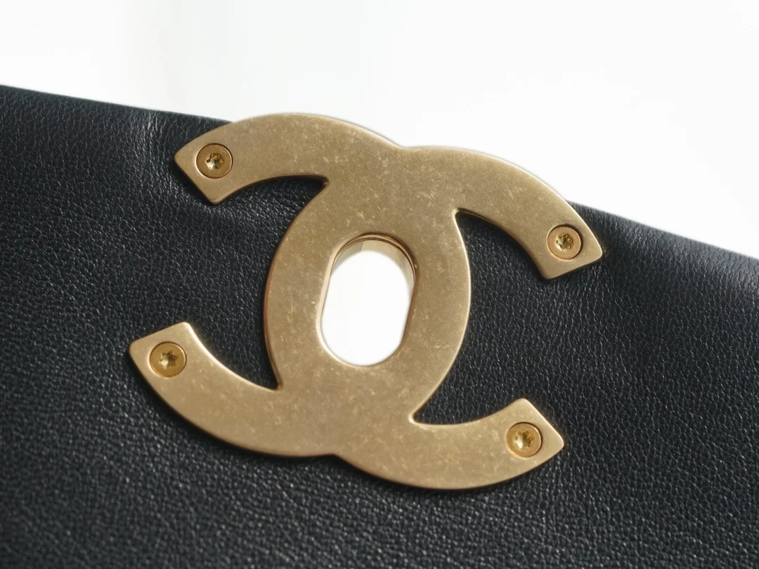 샤넬 19백 미디엄(스몰) 골드 체인 램스킨 블랙