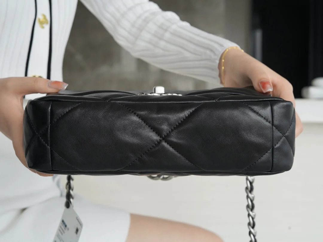 샤넬 19백 미디엄(스몰) 실버 체인 램스킨 블랙