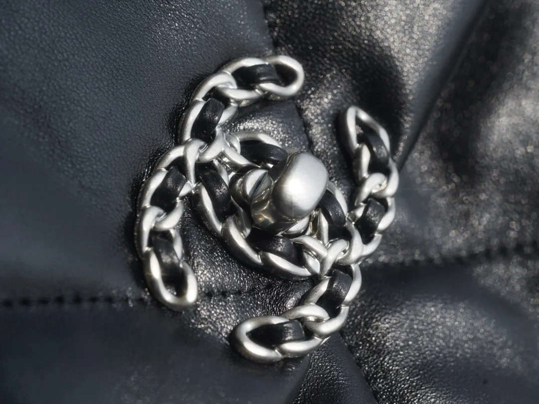 샤넬 19백 미디엄(스몰) 실버 체인 램스킨 블랙