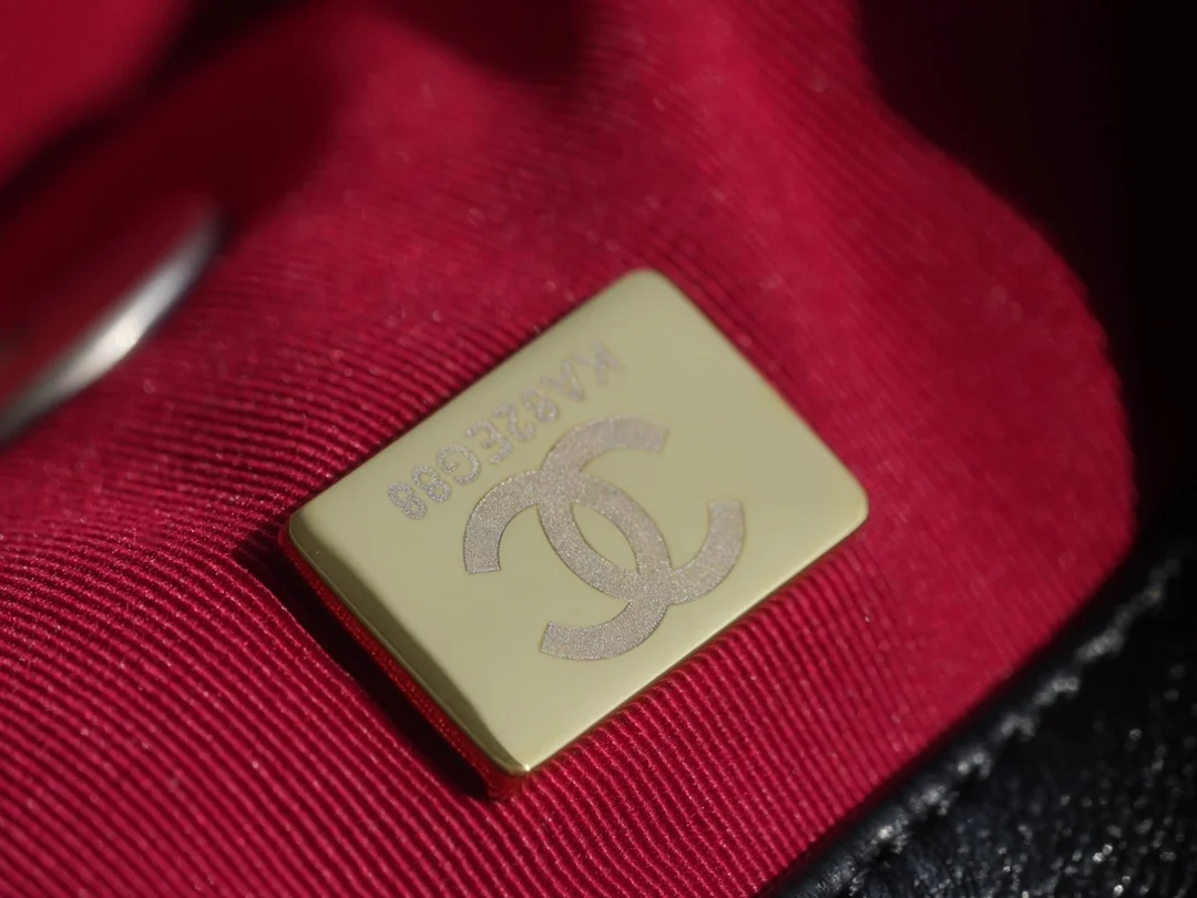 샤넬 19백 미디엄(스몰) 실버 체인 램스킨 블랙