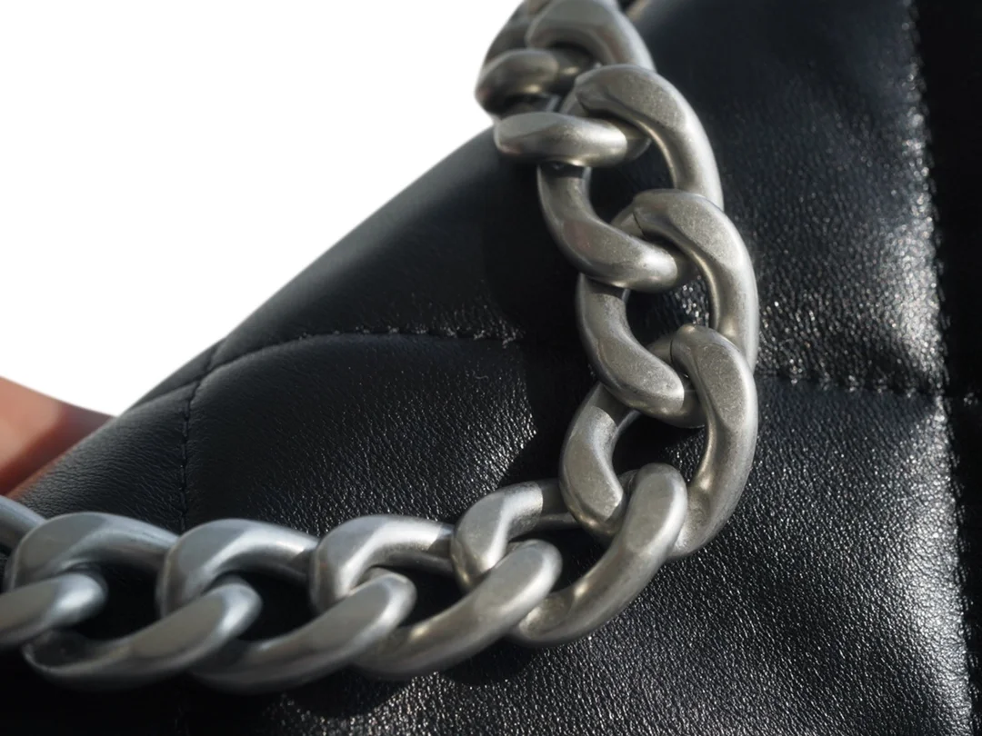 샤넬 19백 미디엄(스몰) 실버 체인 램스킨 블랙