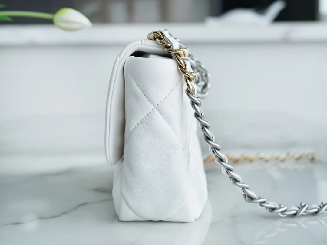 샤넬 19백 미디엄(스몰) 실버 체인 램스킨 화이트