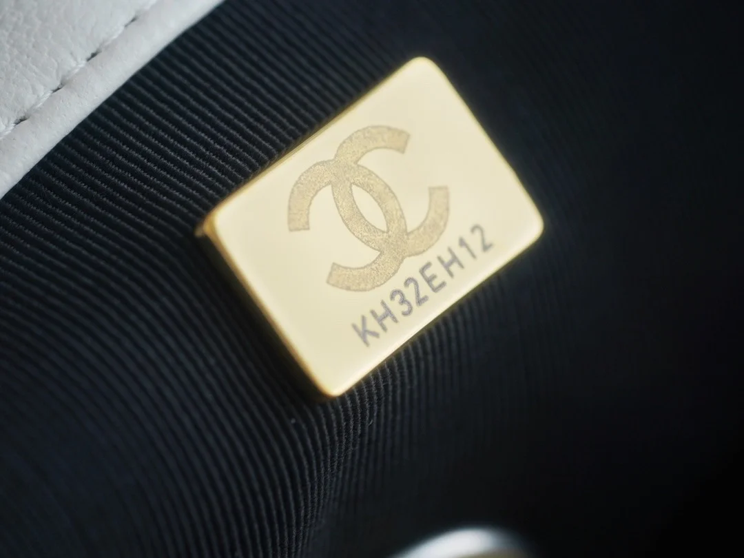 샤넬 19백 미디엄(스몰) 실버 체인 램스킨 화이트