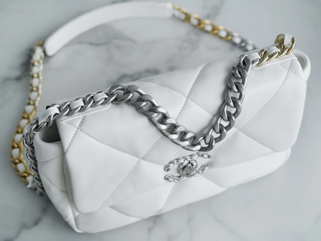 샤넬 19백 미디엄(스몰) 실버 체인 램스킨 화이트