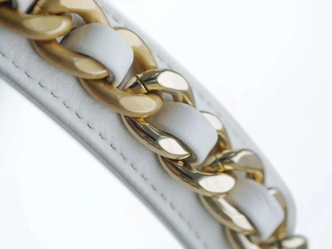 샤넬 19백 미디엄(스몰) 실버 체인 램스킨 화이트