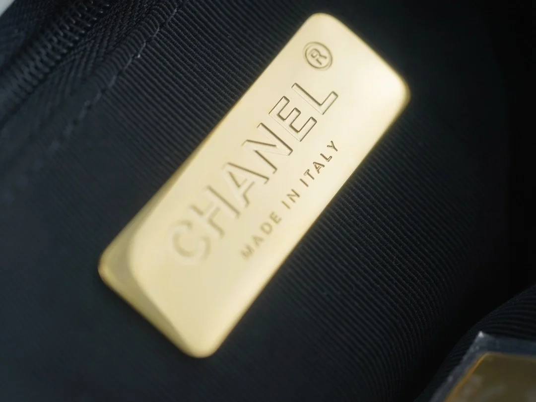 샤넬 19백 미디엄(스몰) 실버 체인 램스킨 화이트