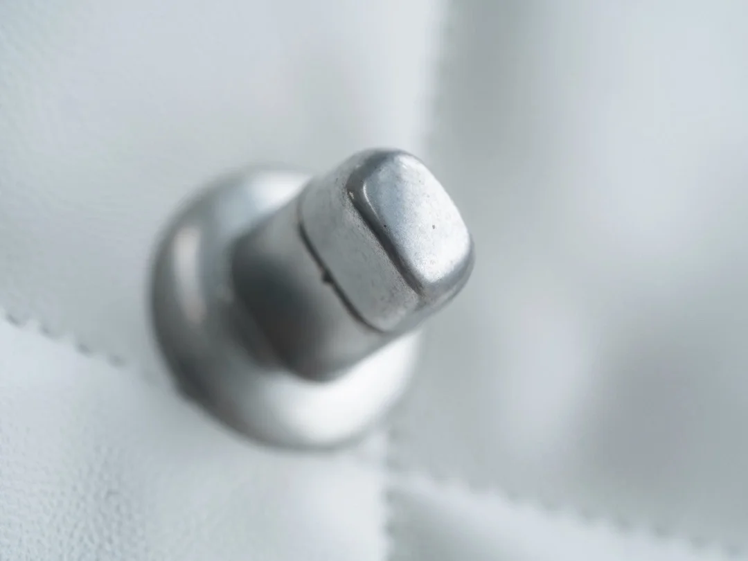 샤넬 19백 미디엄(스몰) 실버 체인 램스킨 화이트