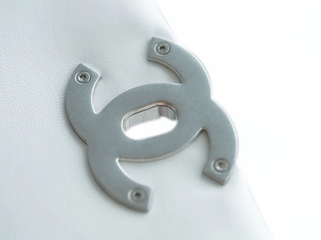 샤넬 19백 미디엄(스몰) 실버 체인 램스킨 화이트