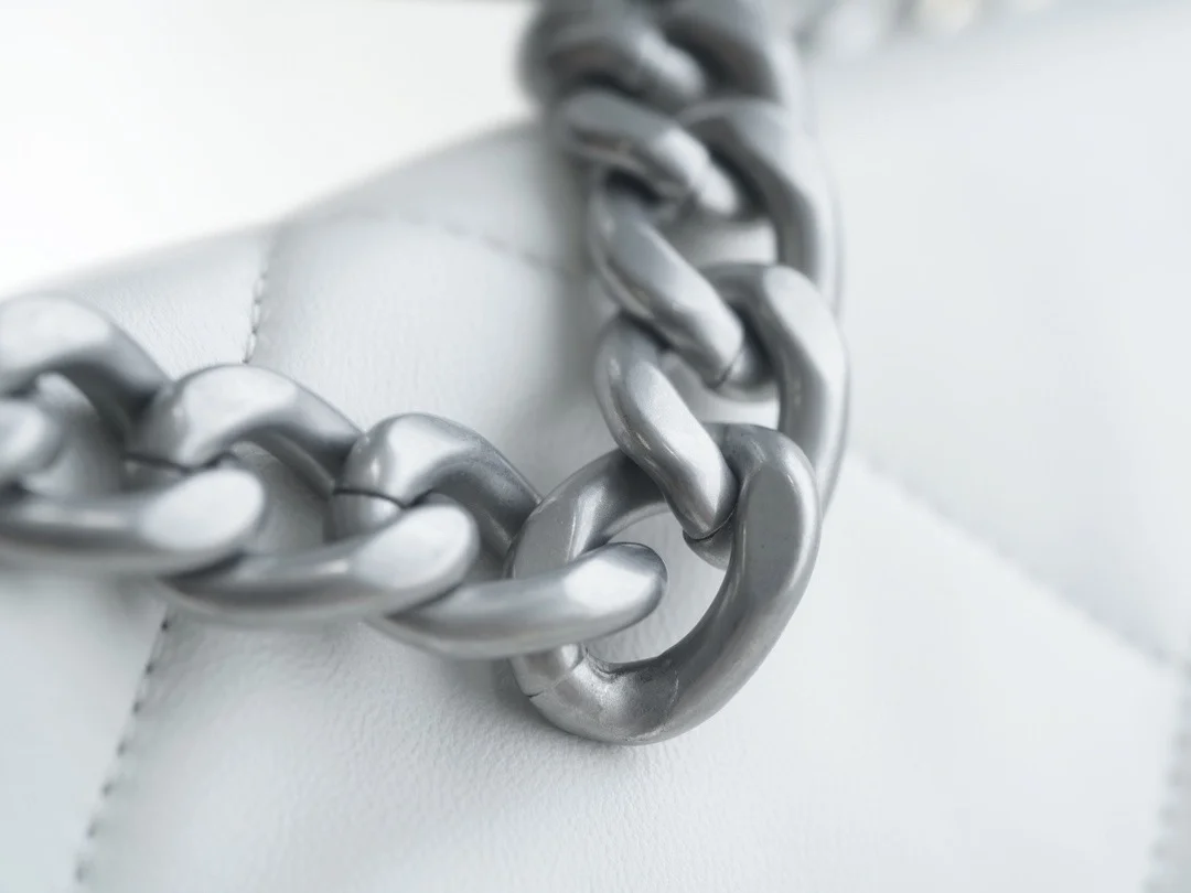 샤넬 19백 미디엄(스몰) 실버 체인 램스킨 화이트