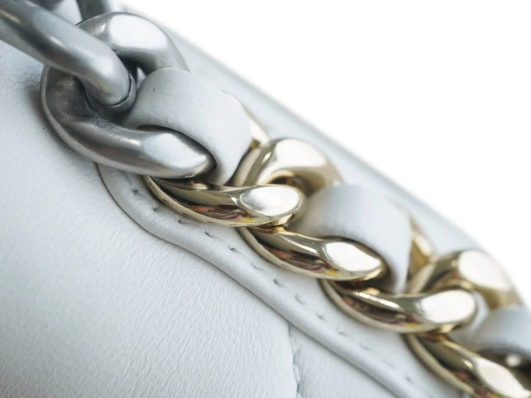 샤넬 19백 미디엄(스몰) 실버 체인 램스킨 화이트