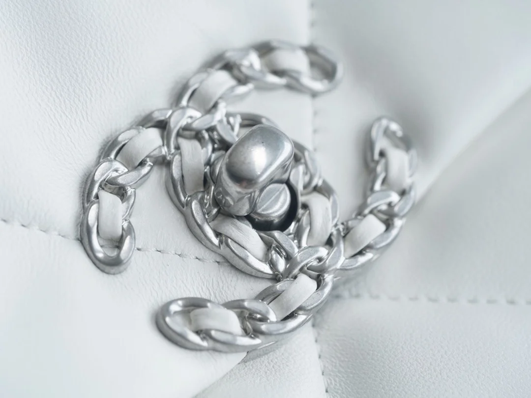 샤넬 19백 미디엄(스몰) 실버 체인 램스킨 화이트