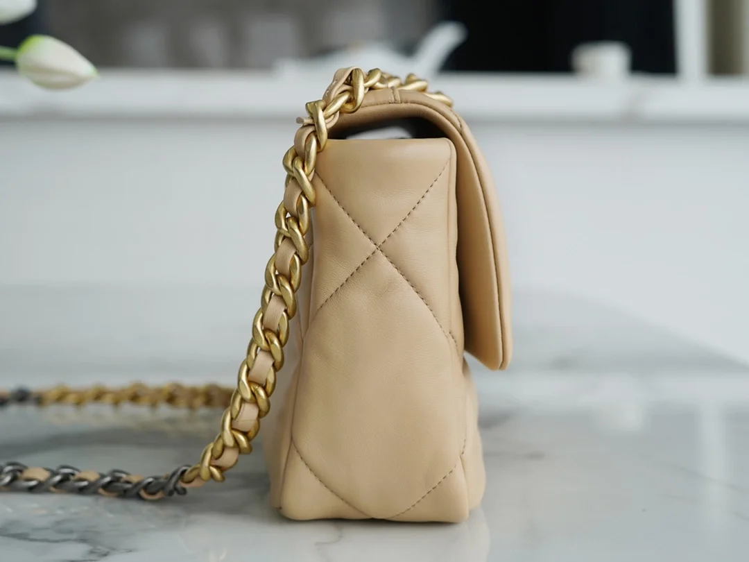 샤넬 19백 미디엄(스몰) 골드 체인 램스킨 살구