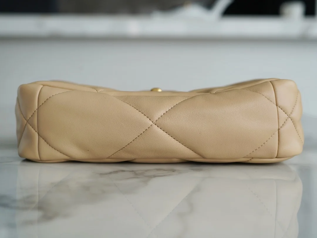 샤넬 19백 미디엄(스몰) 골드 체인 램스킨 살구