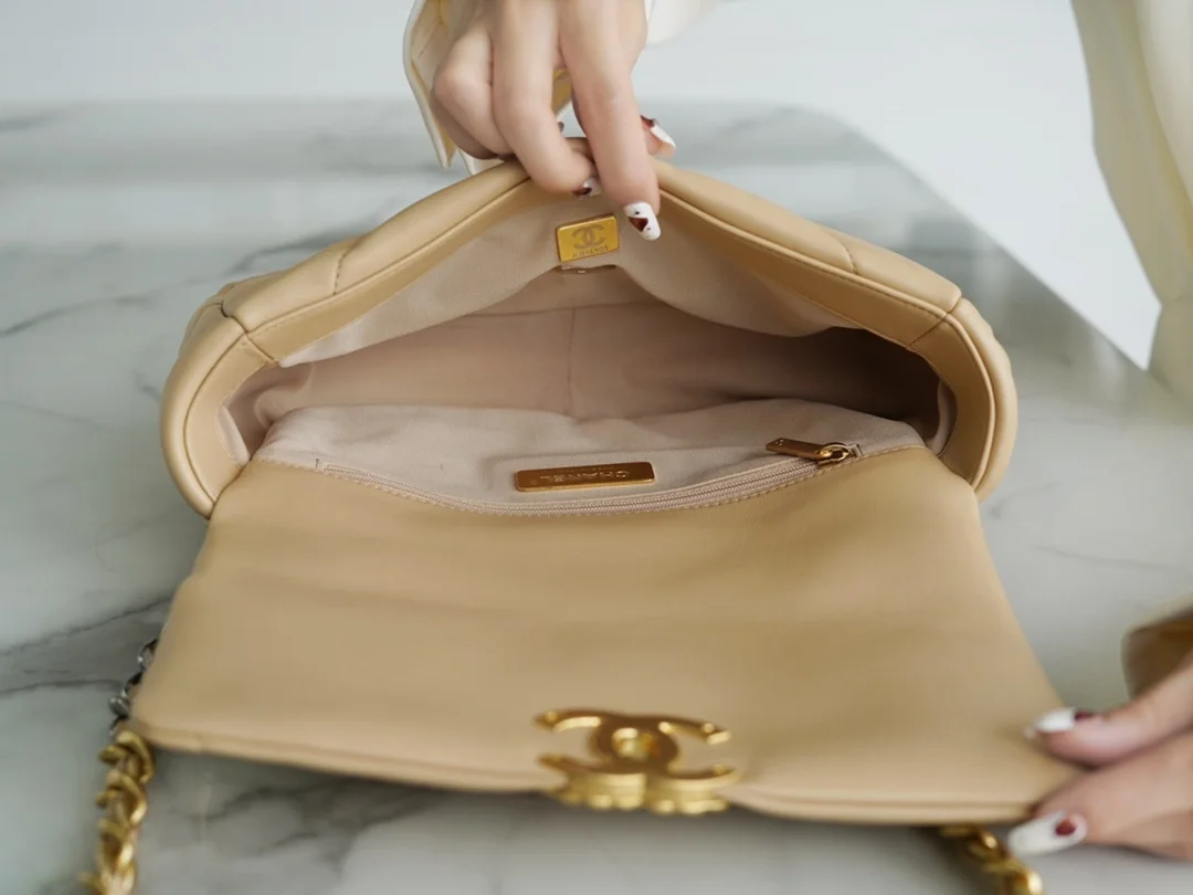 샤넬 19백 미디엄(스몰) 골드 체인 램스킨 살구