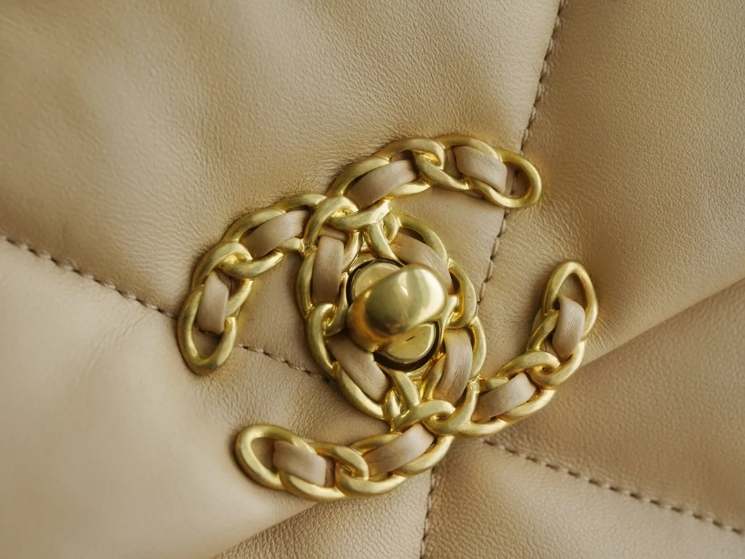 샤넬 19백 미디엄(스몰) 골드 체인 램스킨 살구