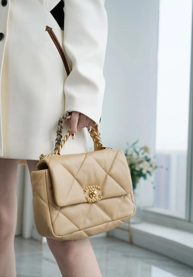 샤넬 19백 미디엄(스몰) 골드 체인 램스킨 살구