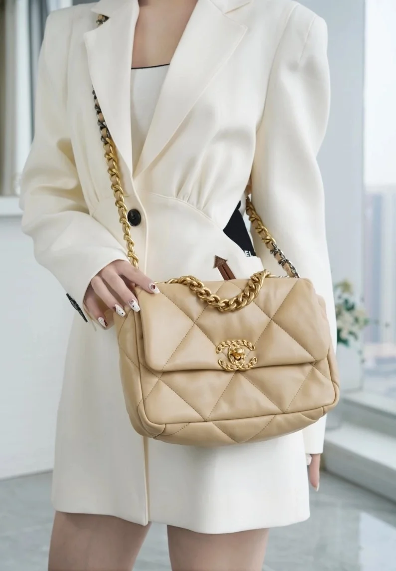 샤넬 19백 미디엄(스몰) 골드 체인 램스킨 살구