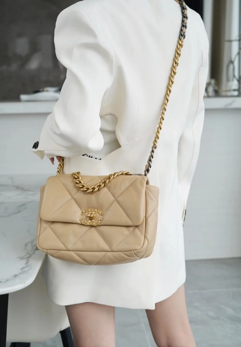 샤넬 19백 미디엄(스몰) 골드 체인 램스킨 살구