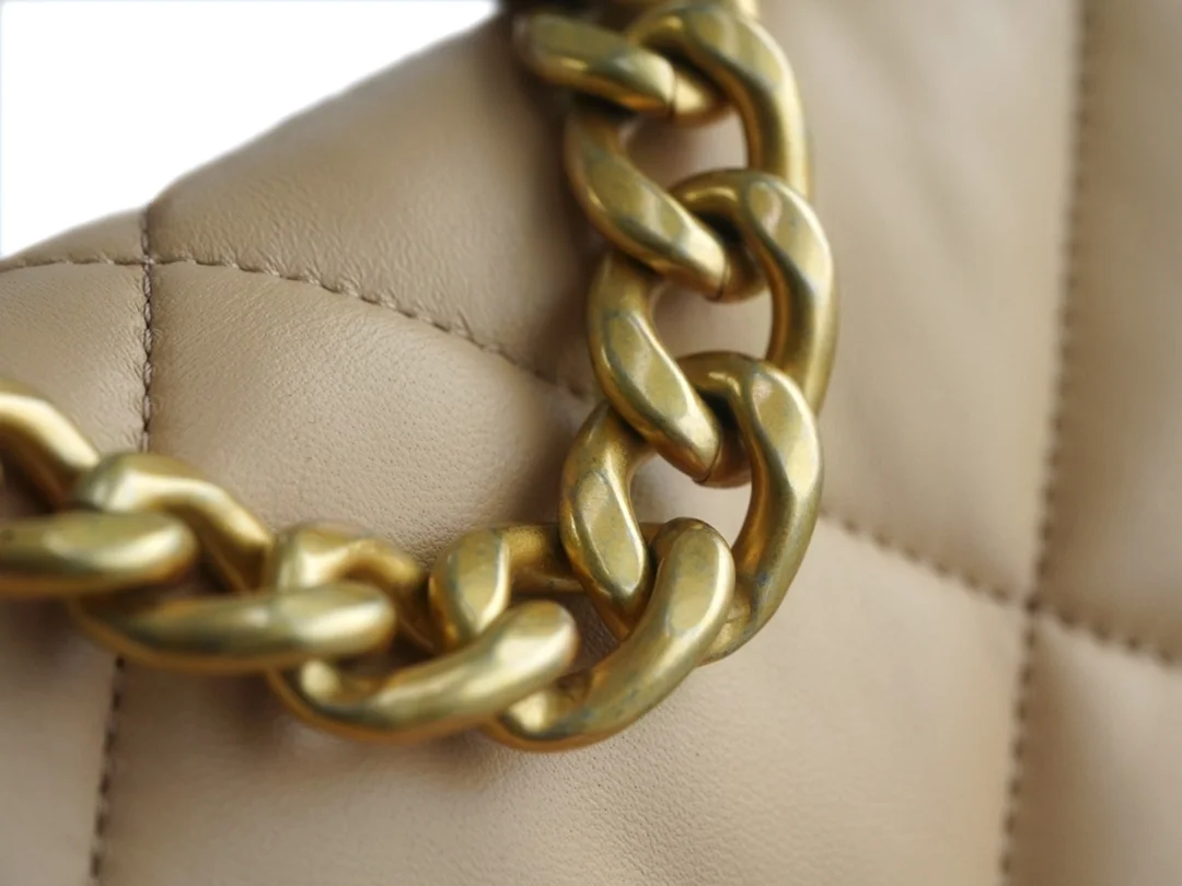 샤넬 19백 미디엄(스몰) 골드 체인 램스킨 살구