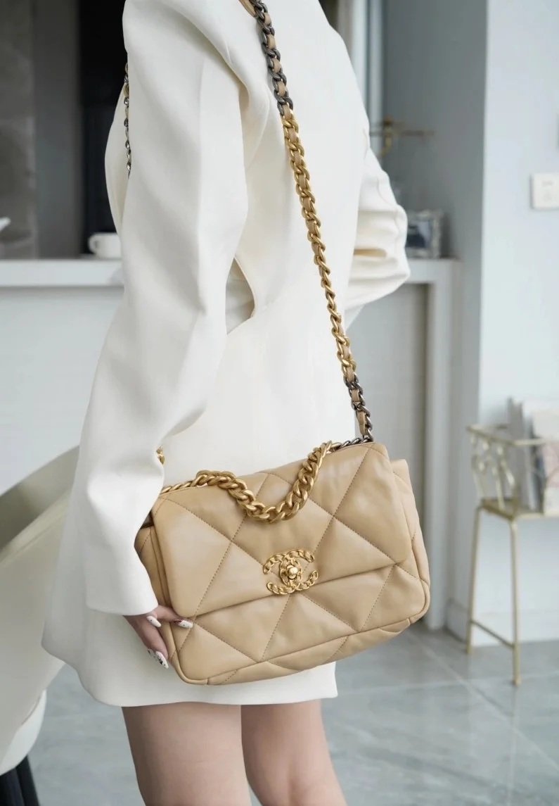 샤넬 19백 미디엄(스몰) 골드 체인 램스킨 살구