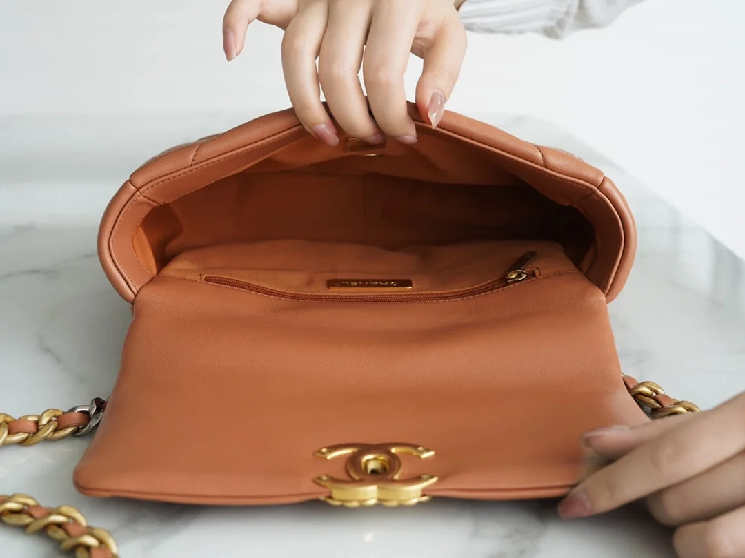 샤넬 19백 미디엄(스몰) 골드 체인 램스킨 캬라멜