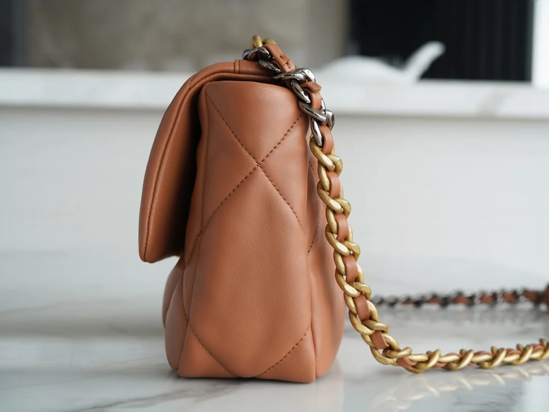 샤넬 19백 미디엄(스몰) 골드 체인 램스킨 캬라멜