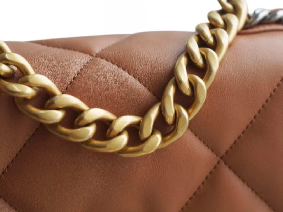 샤넬 19백 미디엄(스몰) 골드 체인 램스킨 캬라멜