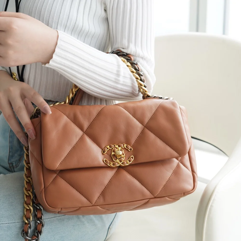 샤넬 19백 미디엄(스몰) 골드 체인 램스킨 캬라멜