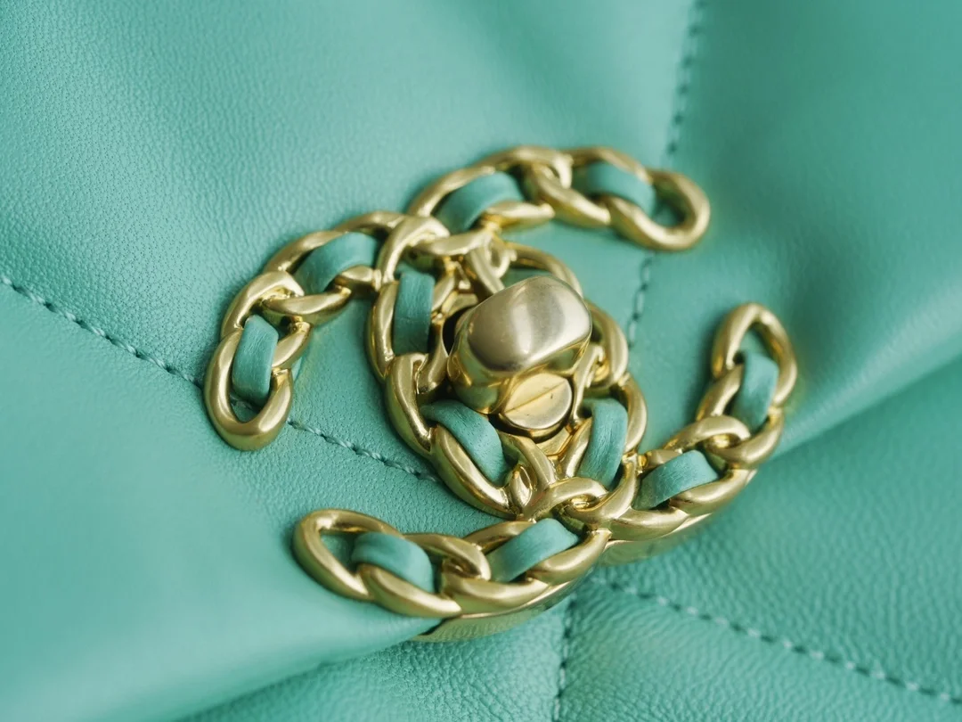 샤넬 19백 미디엄(스몰) 골드 체인 램스킨 민트