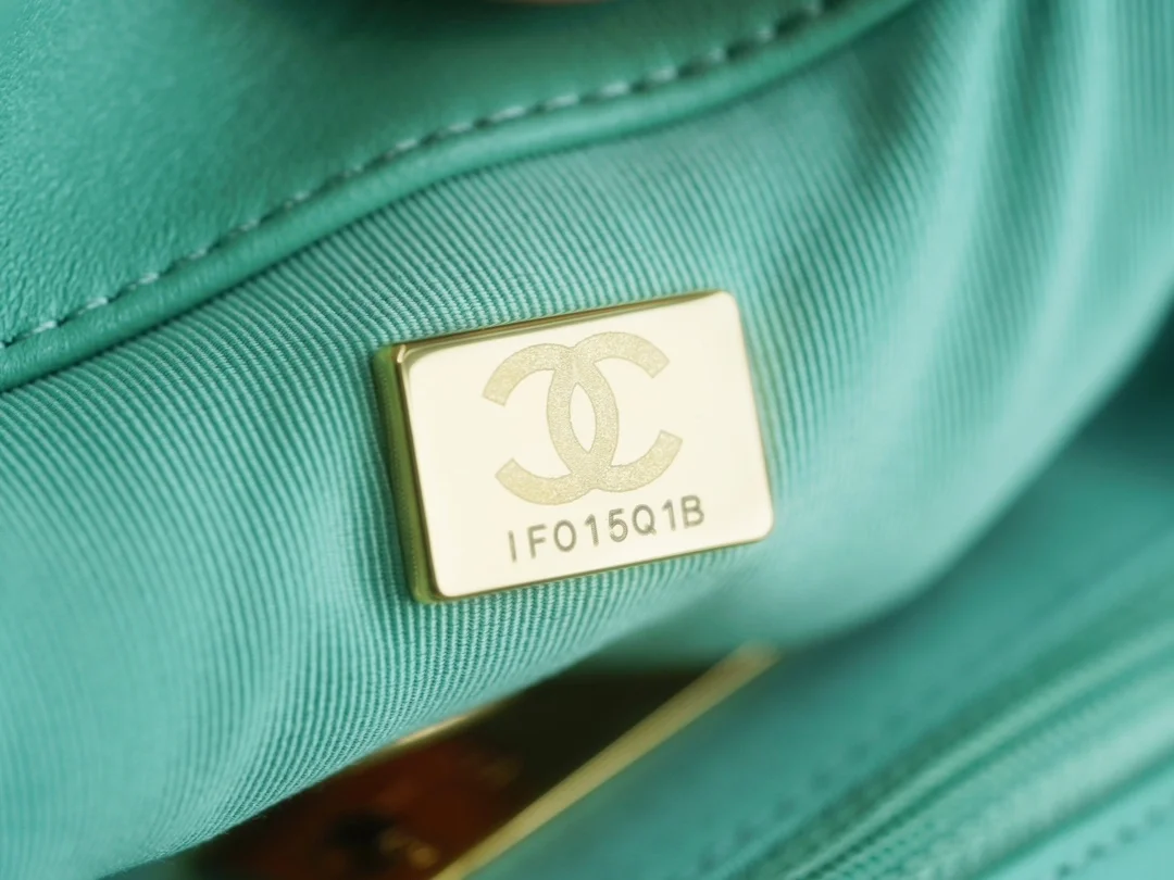 샤넬 19백 미디엄(스몰) 골드 체인 램스킨 민트