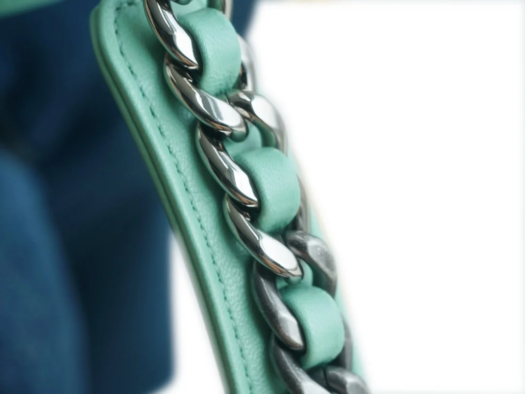 샤넬 19백 미디엄(스몰) 골드 체인 램스킨 민트